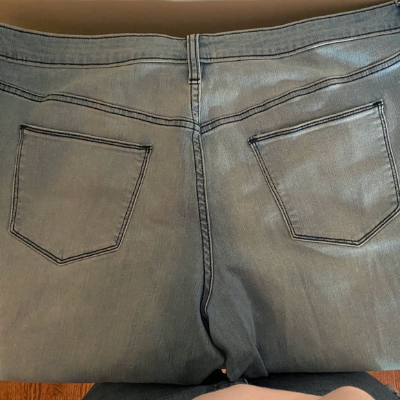 Universal Thread Embroidered Jeans - Picture 8 of 9